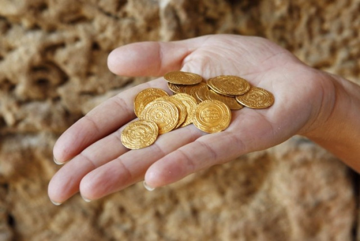 Israel Nature and Parks Authority employee shows gold coins, which were unearthed during excavations at a Crusader fortress, near Herzliya. (Photo: REUTERS)