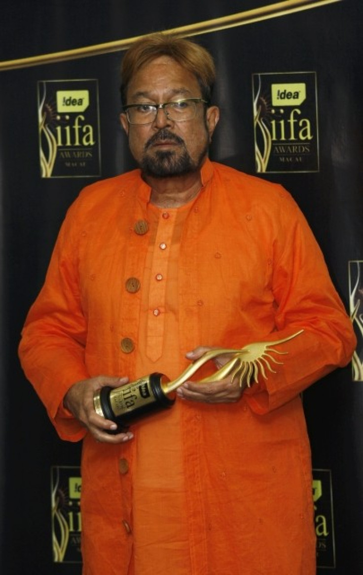 File photo of Bollywood actor Rajesh Khanna posing with his Lifetime Acheivement award at the 10th International Indian Film Academy in Macau