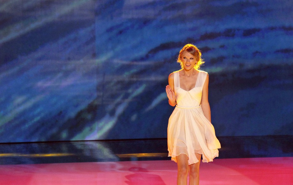 Swift accepts the Choice Female Artist Award at the 2012 Teen Choice Awards in Universal City