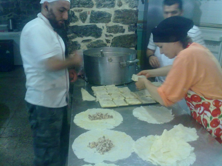 RDLD members and residents prepare meals for Syrian refugees in Algeria