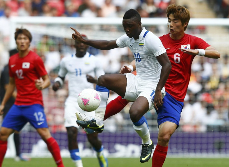 South Korea's Ki Sung-yeung (R)