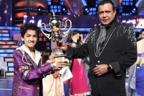 Faisal Khan receiving the winners' trophy from grand master Mithun Da. (Facebook)