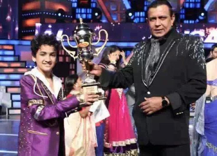 Faisal Khan receiving the winners' trophy from grand master Mithun Da. (Facebook)