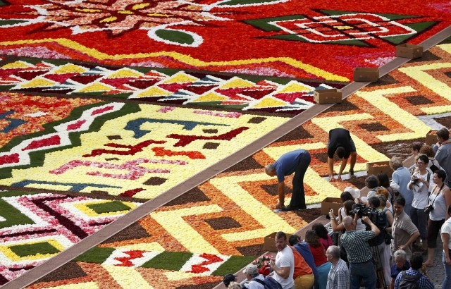 Brussels’ Grand Place Flower Carpet 2012 Gets Underway [PHOTOS ...