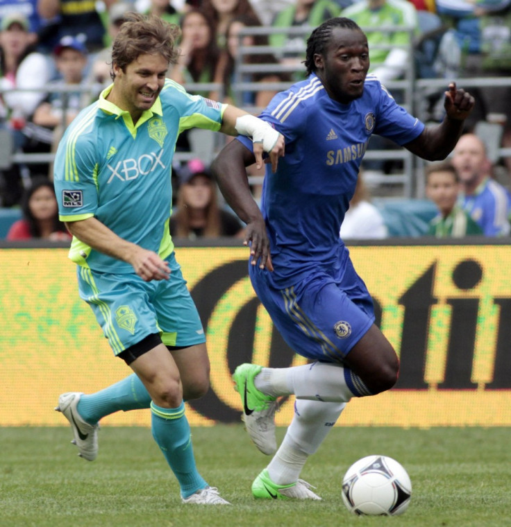 Chelsea's Romelu Lukaku (R)