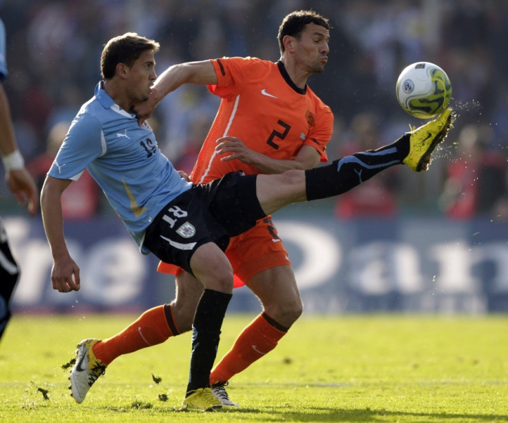 Bologna's Uruguayan International Gaston Ramirez (L)