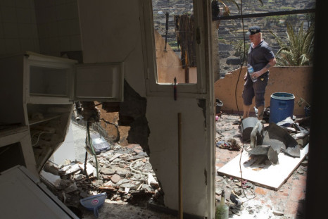 A man looks at the remains of his house after a wild fire devastated it on the Spanish Canary Island 14/08/2012