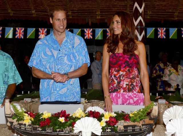William and Kate in Traditional Dresses in Solomon Islands