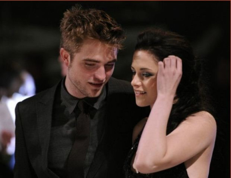 Robert Pattinson (L) and Kristen Stewart