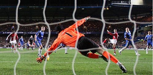 Robin van Persie scores the second and winning goal against Chelsea,November 30, 2008