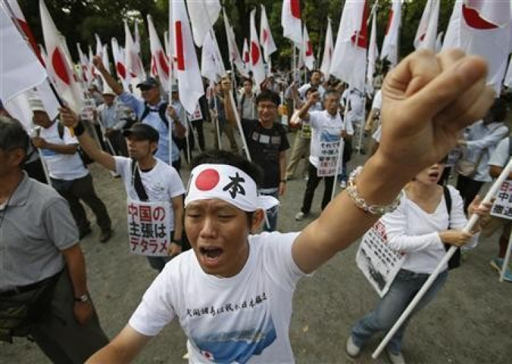People holding Japanese national flags punch their fists during an anti-China rally in Tokyo September 22, 2012 (Photo: Reuters)