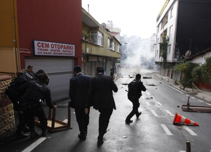 Turkish riot police clash with pro-Kurdish demonstrators