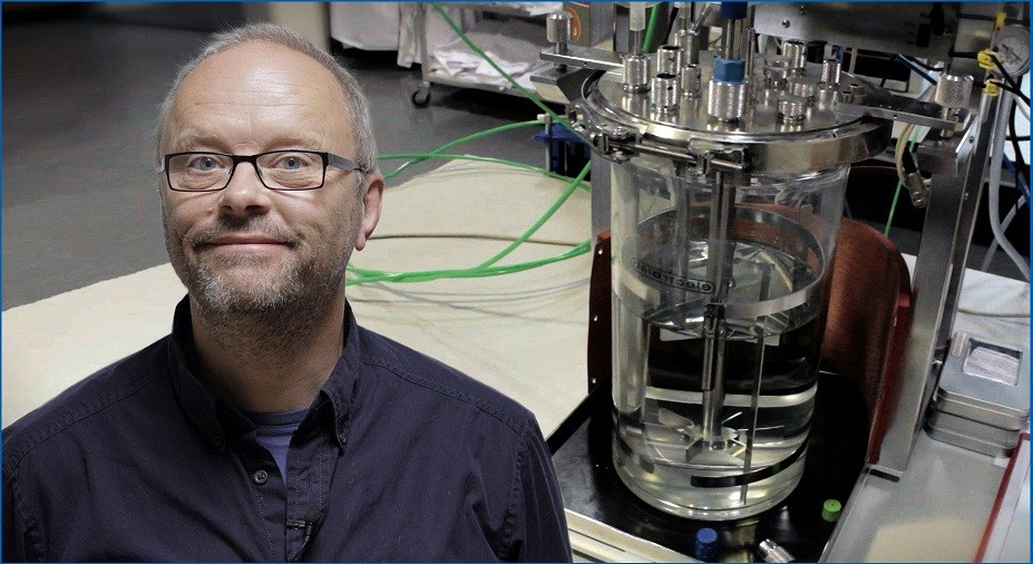 Fully Charged Robert Llewellyn Checks Out how Hydrogen Fuel Cells Work