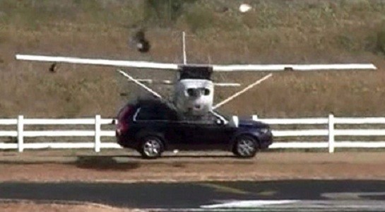 Plane crashes into car in Texas Plane crashes into car in Texas
