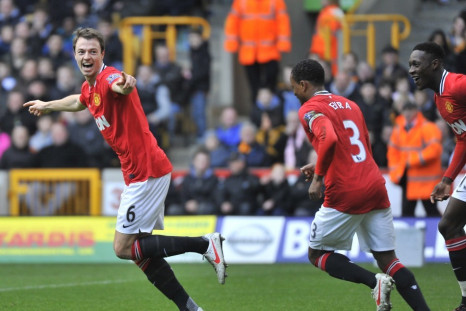Jonny Evans (L)