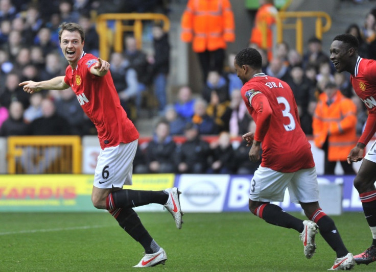 Jonny Evans (L)