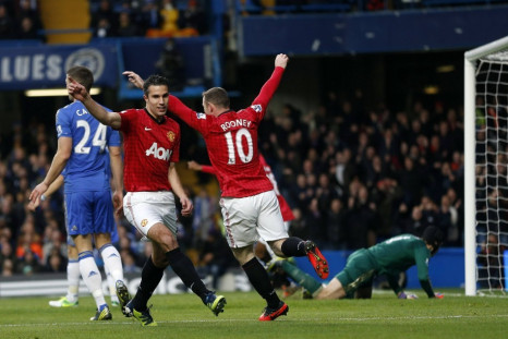 Robin van Persie and Wayne Rooney (R)