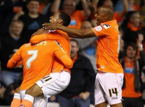 Thomas Ince (centre)