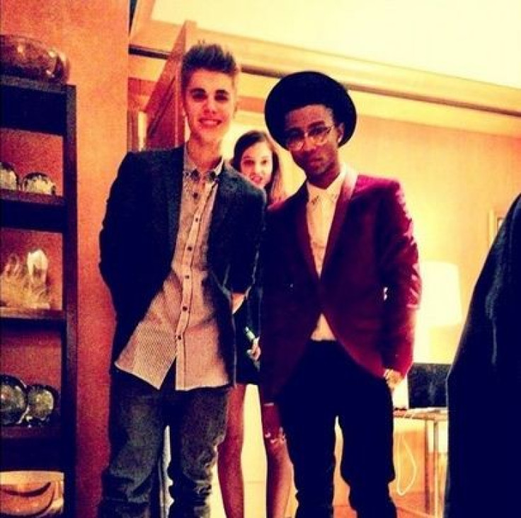 Gomez added fuel to the fire when she tweeted this photo of Bieber with Palvin in the background