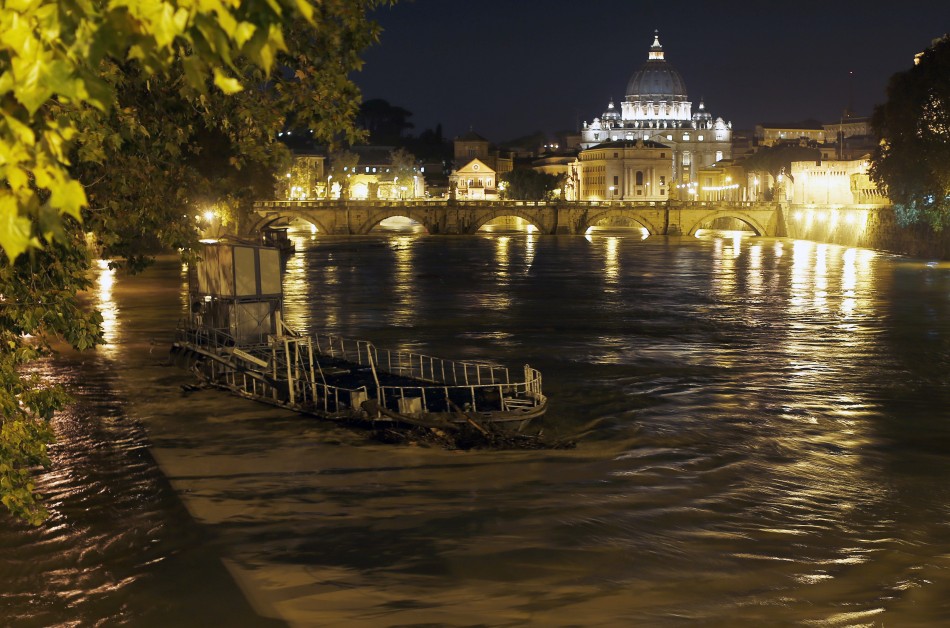 Italy Floods Rome Threatened as Tiber Bursts its Banks [PHOTOS]
