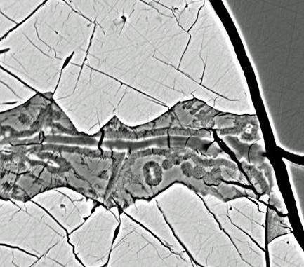 Hydrous vein with carbonate and clay