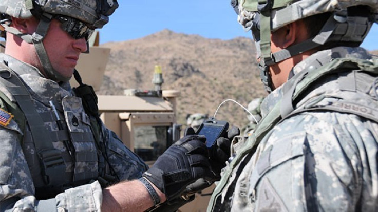 Soldiers using smartphone apps