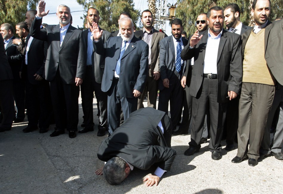 Hamas chief Khaled Meshaal prays, with his head to the ground, upon his arrival at the Rafah crossing in the southern Gaza Strip