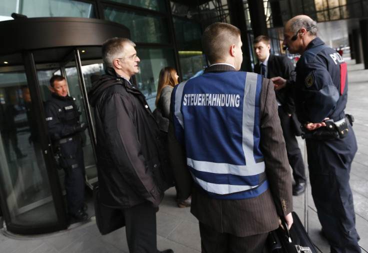 Police, tax investigators and state prosecutors stand outside headquarters of Germany's largest business bank, Deutsche Bank AG in Frankfurt December 12, 2012. (Photo: Reuters)
