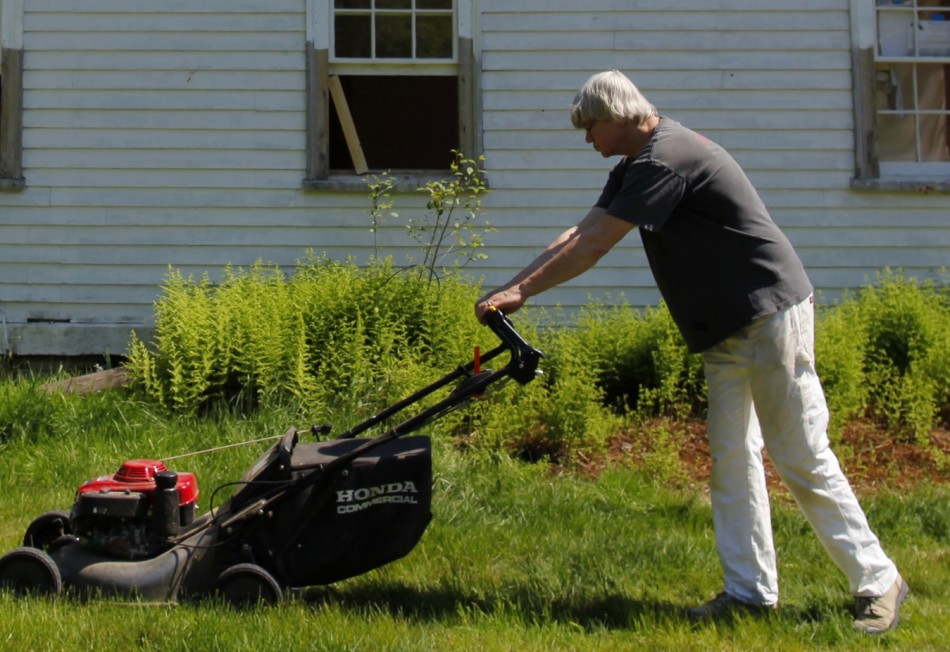 Married Men Get More Sex By Fixing Cars And Mowing Lawns