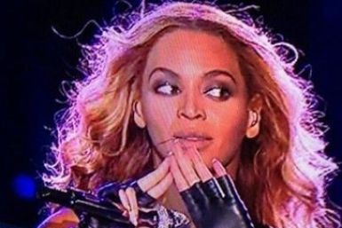 "BEYONCE FLASHED THE ILLUMINATI SYMBOL AND THEN THE POWER WENT OUT I CANT BRETAHEN"@harryzonaicetea