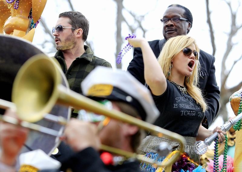 Singer Kelly Clarkson throws beads as she and members of the Krewe of Endymion parade down Orleans Avenue during the weekend before Mardi Gras in New Orleans, Louisiana February 9, 2013. Mardi Gras day will be celebrated on February 12, 2013.