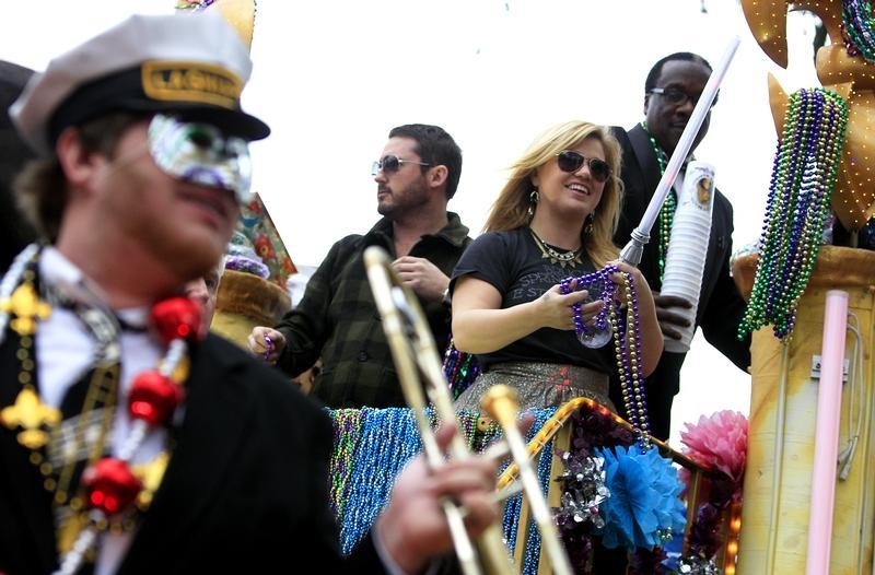Singer Kelly Clarkson throws beads as she and members of the Krewe of Endymion parade down Orleans Avenue during the weekend before Mardi Gras in New Orleans, Louisiana February 9, 2013. Mardi Gras day will be celebrated on February 12, 2013.