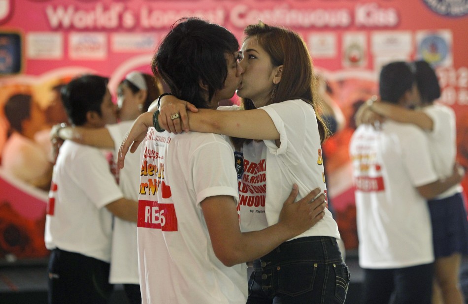 kapital nul melodramatiske Valentine's Day: Thailand Kissing Couples go for Record-Breaking Snog