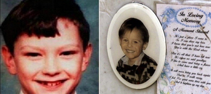 Killer Venables (l) James Bulger's grave