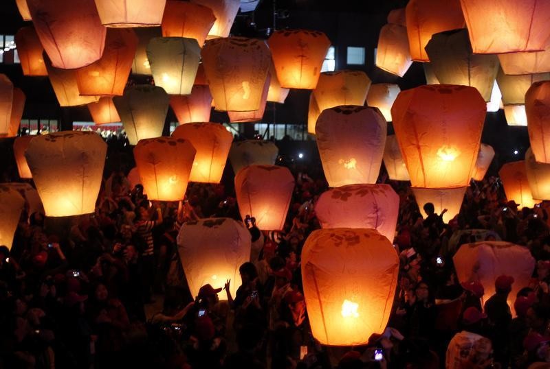 People release sky lanterns ahead of the traditional Chinese Lantern Festival in Pingxi, New Taipei city, northern Taiwan, February 17, 2013. Believers gathered to release sky lanterns as a form of prayer for good luck and blessings. The tradition of rele