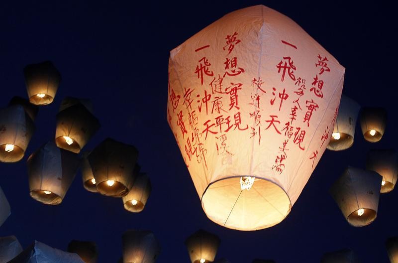 Sky lanterns are released ahead of the traditional Chinese Lantern Festival in Pingxi, New Taipei city, northern Taiwan, February 17, 2013. Believers gathered to release sky lanterns as a form of prayer for good luck and blessings. The tradition of releas