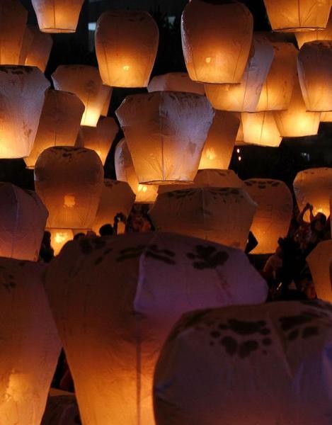 People release sky lanterns ahead of the traditional Chinese Lantern Festival in Pingxi, New Taipei city, northern Taiwan, February 17, 2013. Believers gathered to release sky lanterns as a form of prayer for good luck and blessings. The tradition of rele
