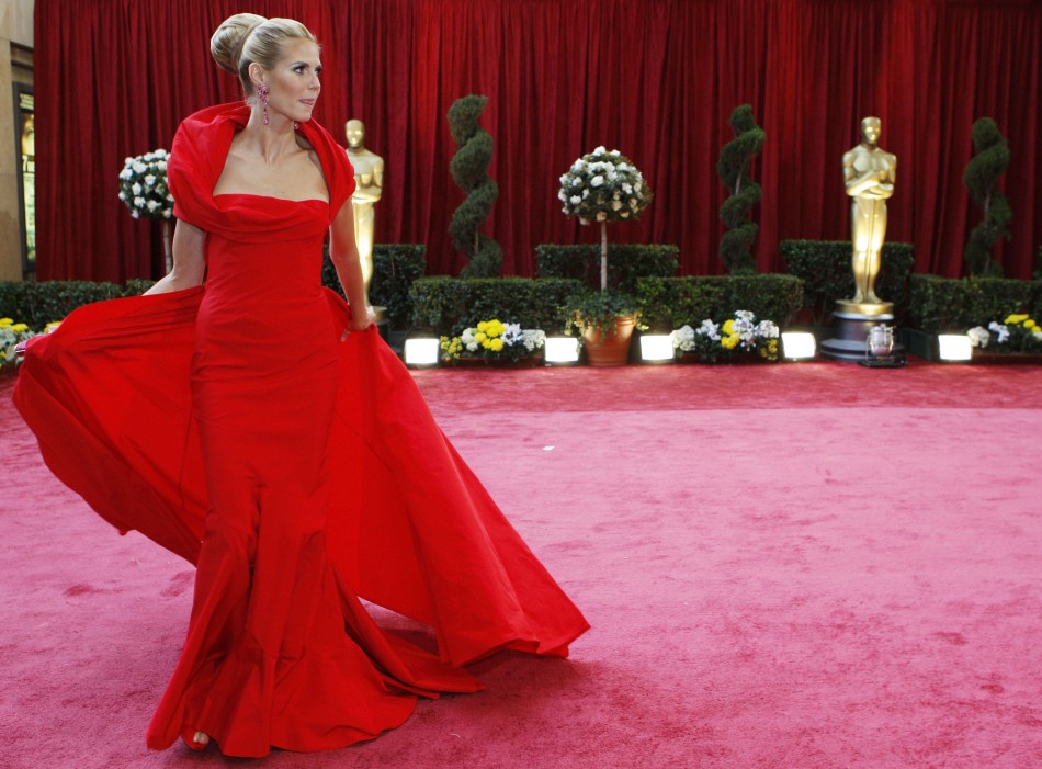 Model Heidi Klum, dressed in John Galliano, gathers her dress as she walks up the red carpet at the 80th annual Academy Awards, the Oscars, in Hollywood February 24, 2008.