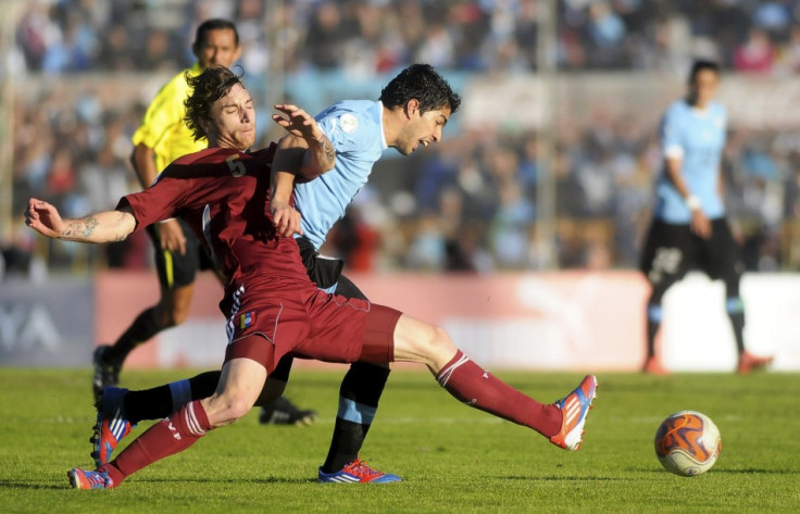 Amorebieta battling for the ball with Suarez