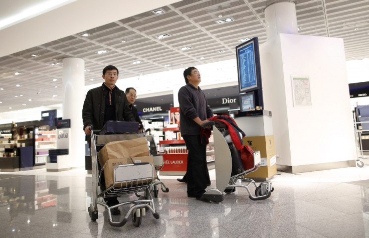 Men wheel shopping trolleys in a Duty Free store at the Fraport airport in Frankfurt November 14, 2012 (Photo: Reuters)