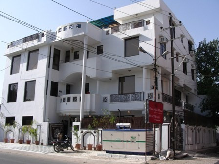 The front of Hotel Agra Mahal (TripAdvisor)