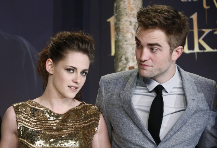 Robert Pattinson (R) and Kristen Stewart