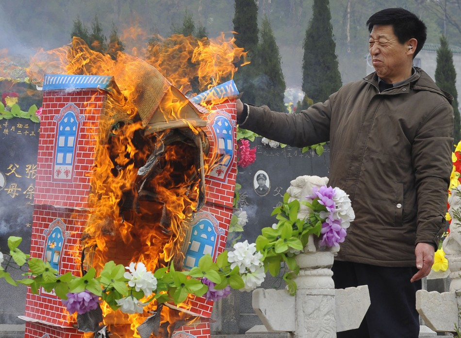 China Commemorates Ancestors with Tomb Sweeping Day [SLIDESHOW]