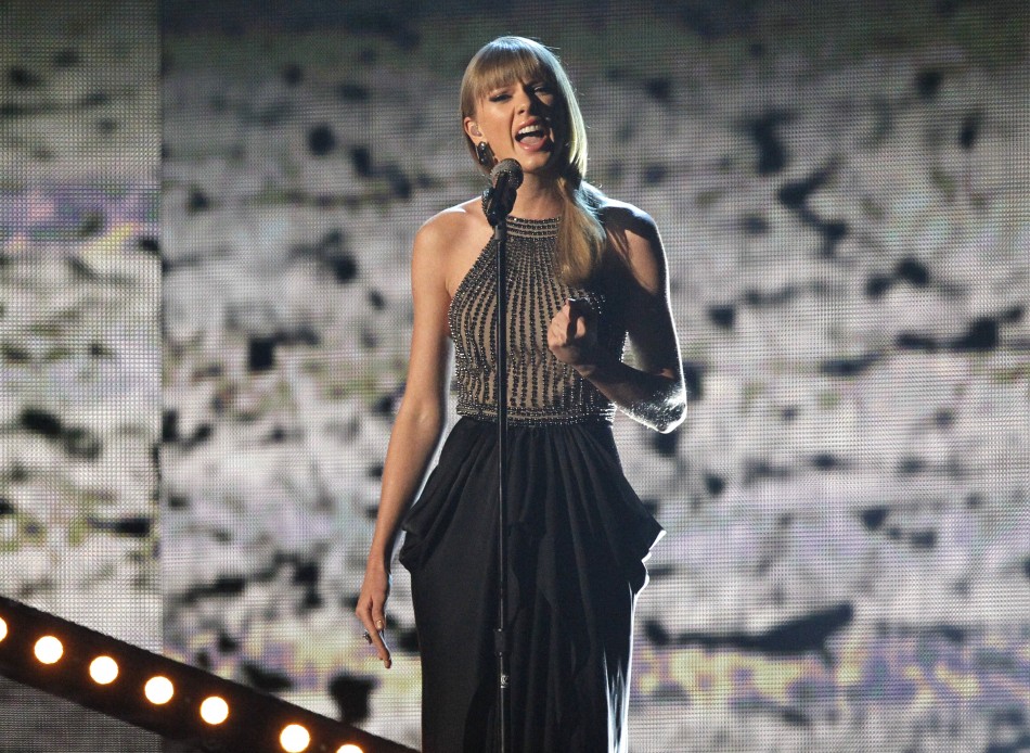 Taylor Swift performs Highway Dont Care at the 48th ACM Awards in Las Vegas, April 7, 2013.