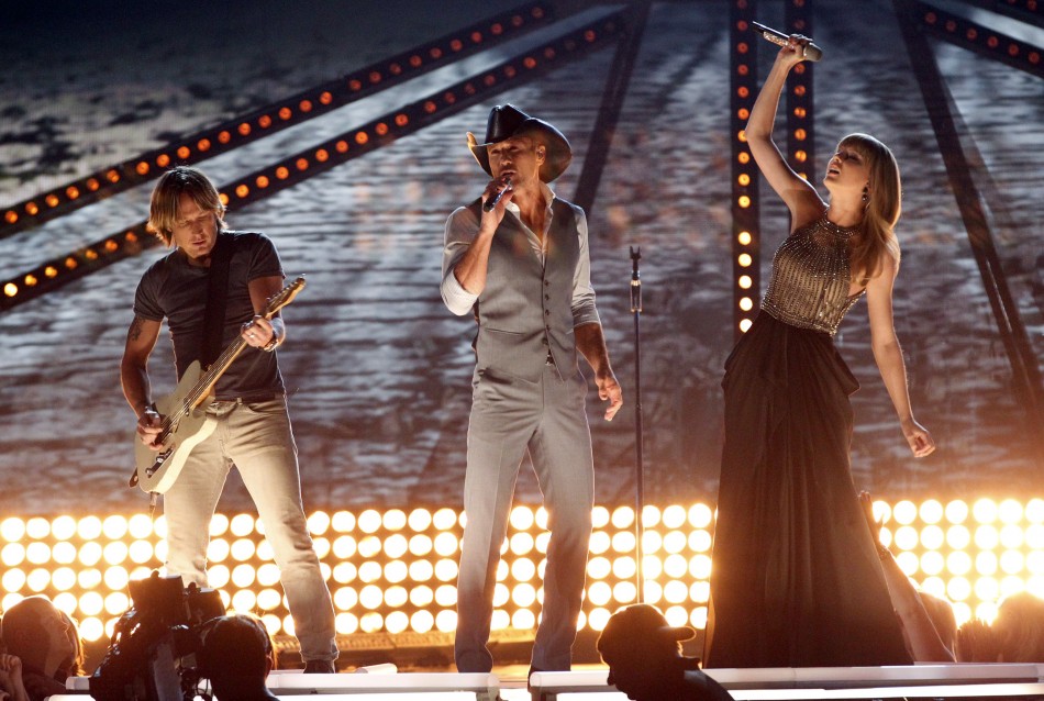 Tim McGraw C, Keith Urban and Taylor Swift perform Highway Dont Care at the 48th ACM Awards in Las Vegas, April 7, 2013.