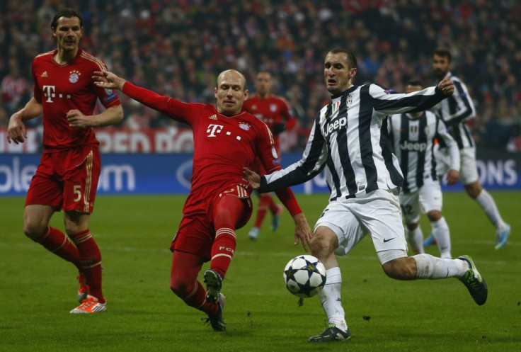 Arjen Robben and Andrea Barzagli (R)