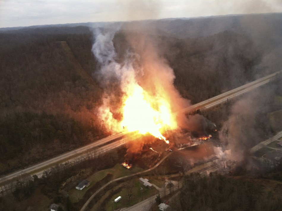 Горит газопровод. Взрыв газопровода Уренгой Помары Ужгород. Взрыв магистрального газопровода. Аварии на магистральных трубопроводах. Авария на Магистральном газопроводе.