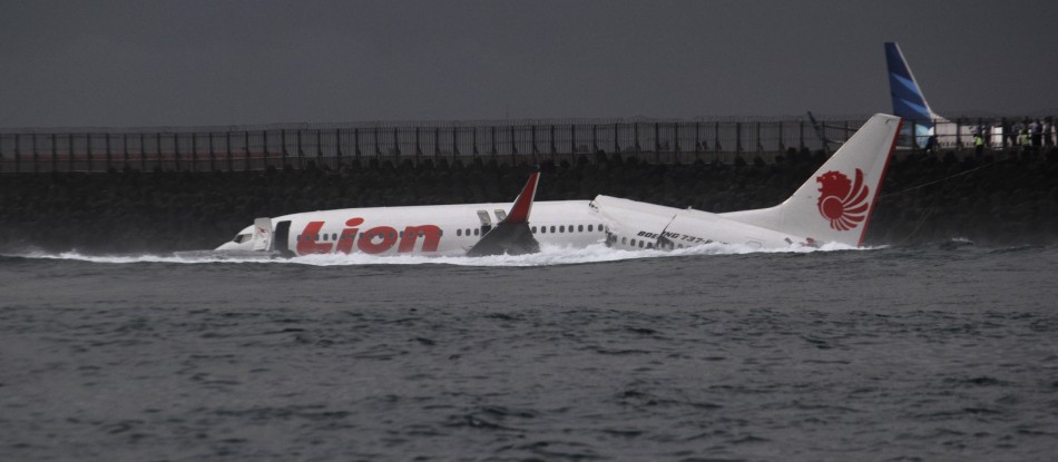 Indonesian Plane Crashes in Sea