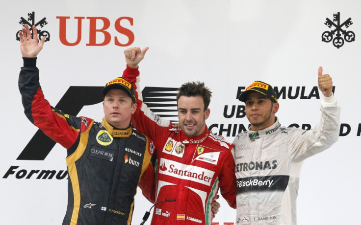 Fernando Alonso, flanked by Kimi Raikkonen (L) and Lewis Hamilton