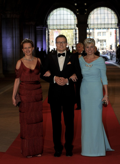 Dutch Prince Constantijn C, his wife Princess Laurentien R and Princess Mabel arrive at a gala dinner organised on the eve of the abdication of Queen Beatrix of the Netherlands and the inauguration of her successor King Willem-Alexander at the Rijksmu